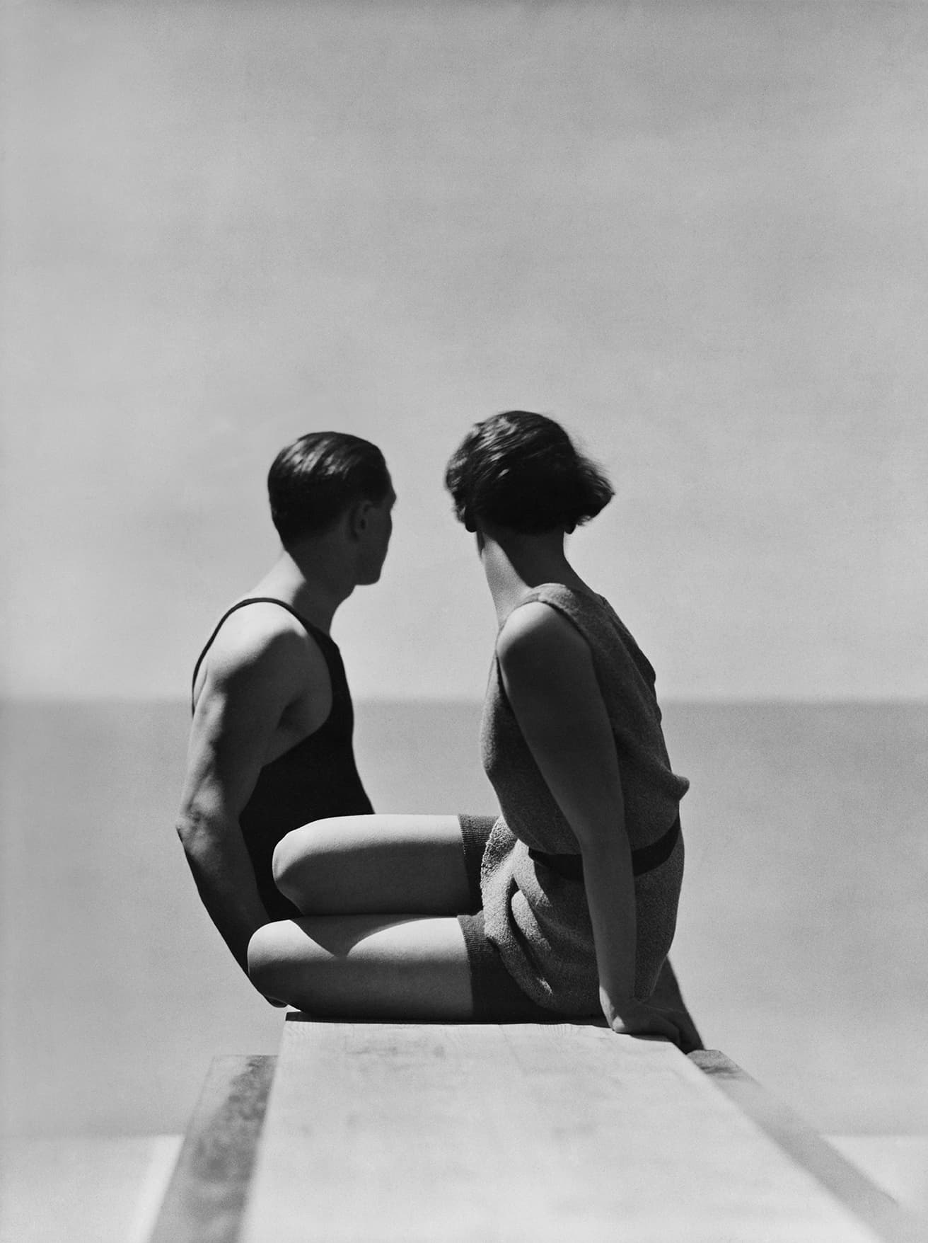 《Divers, Swimwear by Izod, 1930》男女が海を見つめるヒューンの最も象徴的な写真。撮影場所はなんとパリ・シャンゼリゼ通りの上にあるヴォーグスタジオの屋上。奥に見えるのは水平線ではなく塀である。©The George Hoyningen-Huene Estate Archives