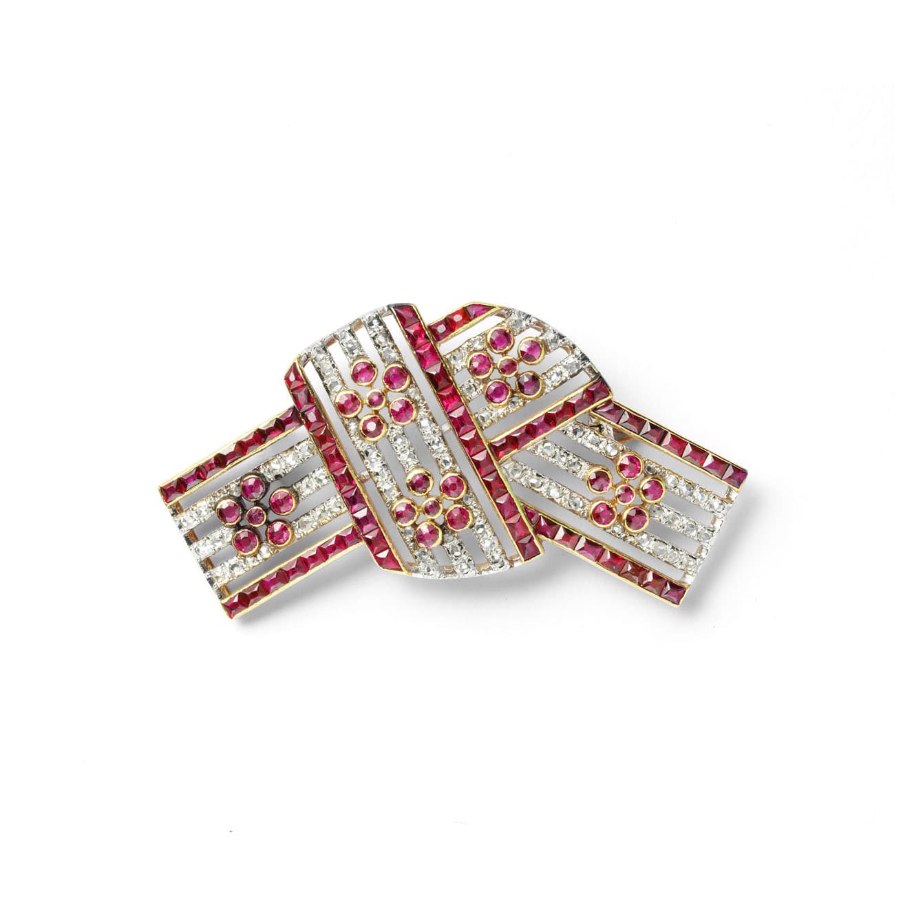《ノット ブローチ》1907年。プラチナ、ゴールド、ダイヤモンド、ルビー　Marian Gérard, Cartier Collection © Cartier
