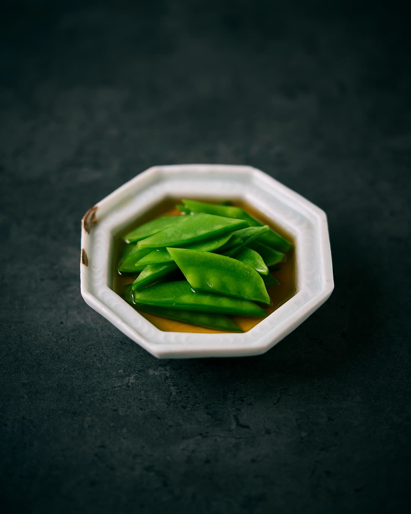 【365日豆皿つまみ】絹さやのしょっつるお浸し｜4月 真藤舞衣子の発酵食つまみ