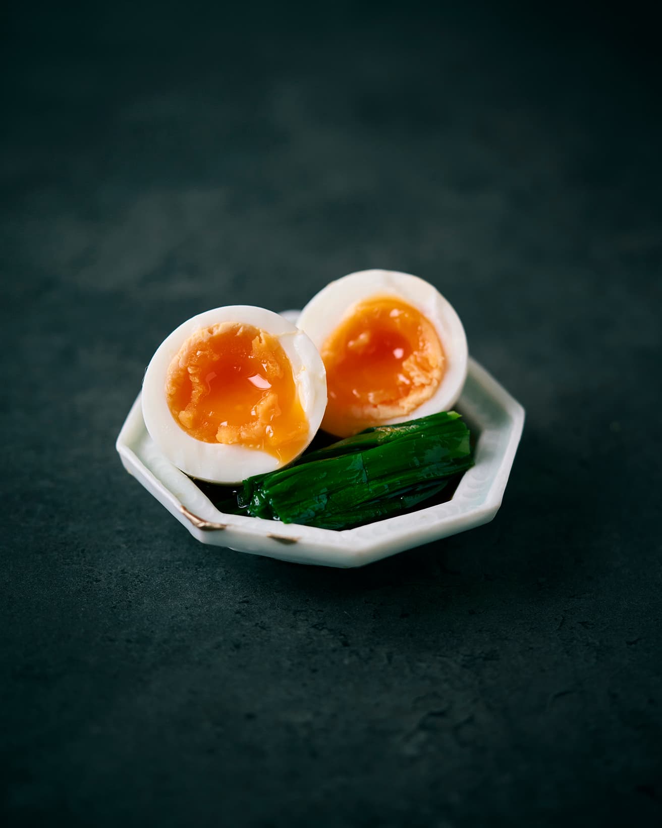 【365日豆皿つまみ】ニラの中華風おひたしと半熟卵｜4月 真藤舞衣子の発酵食つまみ