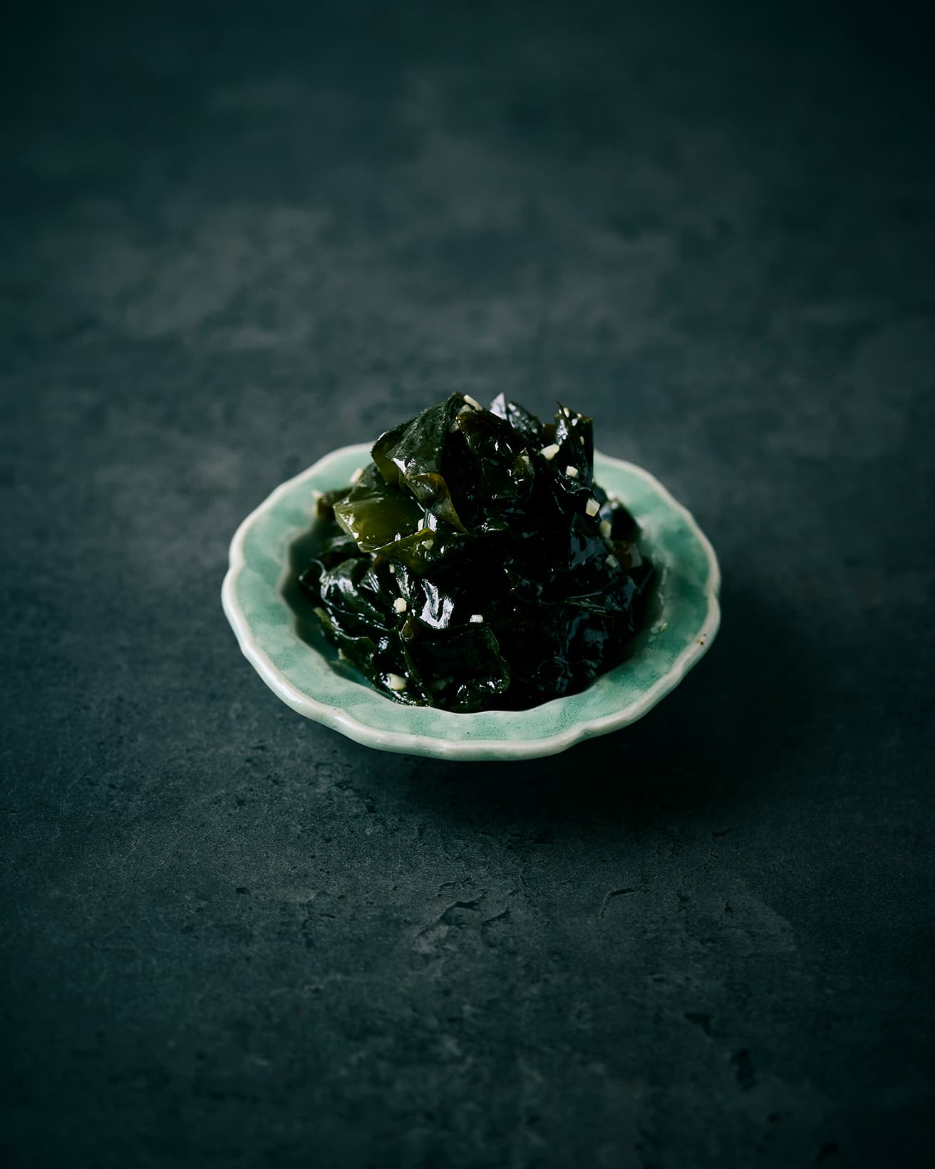 【365日豆皿つまみ】新わかめの塩糀アーリオオーリオ｜4月 真藤舞衣子の発酵食つまみ