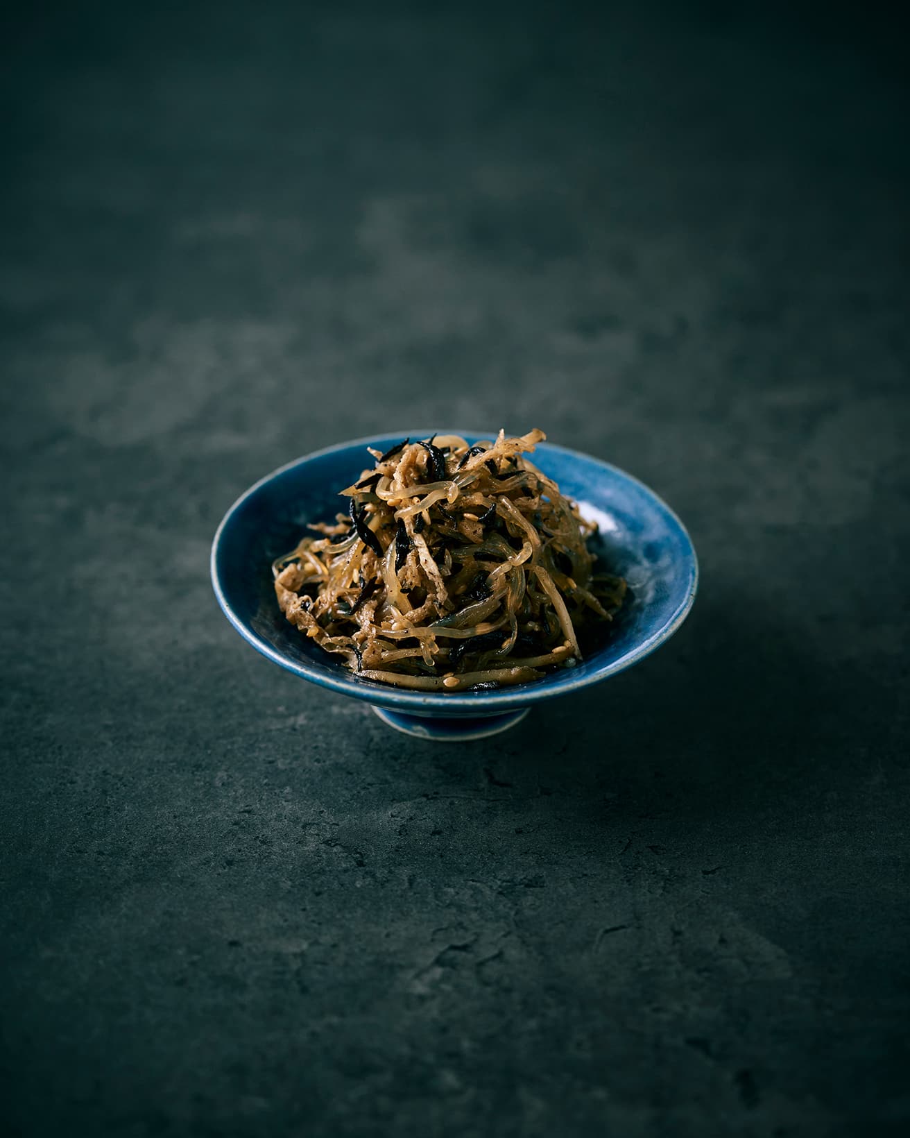 【365日豆皿つまみ】新ごぼうとお揚げ、ひじき、しらたきの炒めなます｜4月 真藤舞衣子の発酵食つまみ