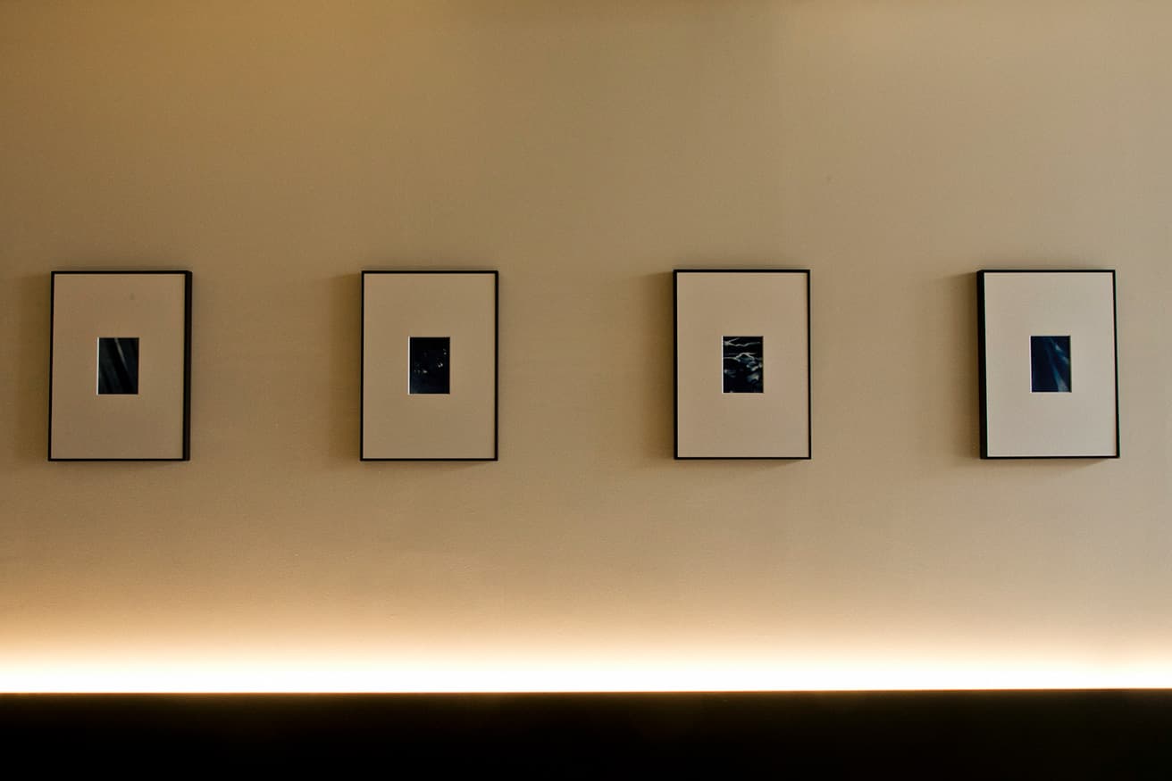 写真家、小林茂太の展示がグランドオープンを飾った。藍染の染色作業を撮影したプリント作品。2023年4月からは、ゲストキュレーターに細野晃太郎を迎え、新たなアートプロジェクトが始動する。
