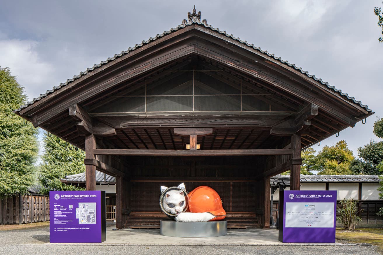 〈渉成園（枳殻邸）〉の〈大玄関〉で来場者を出迎えるヤノベケンジ《SHIP’S CAT (Mofumofu22》》（2022年）​​。　撮影：顧剣亨