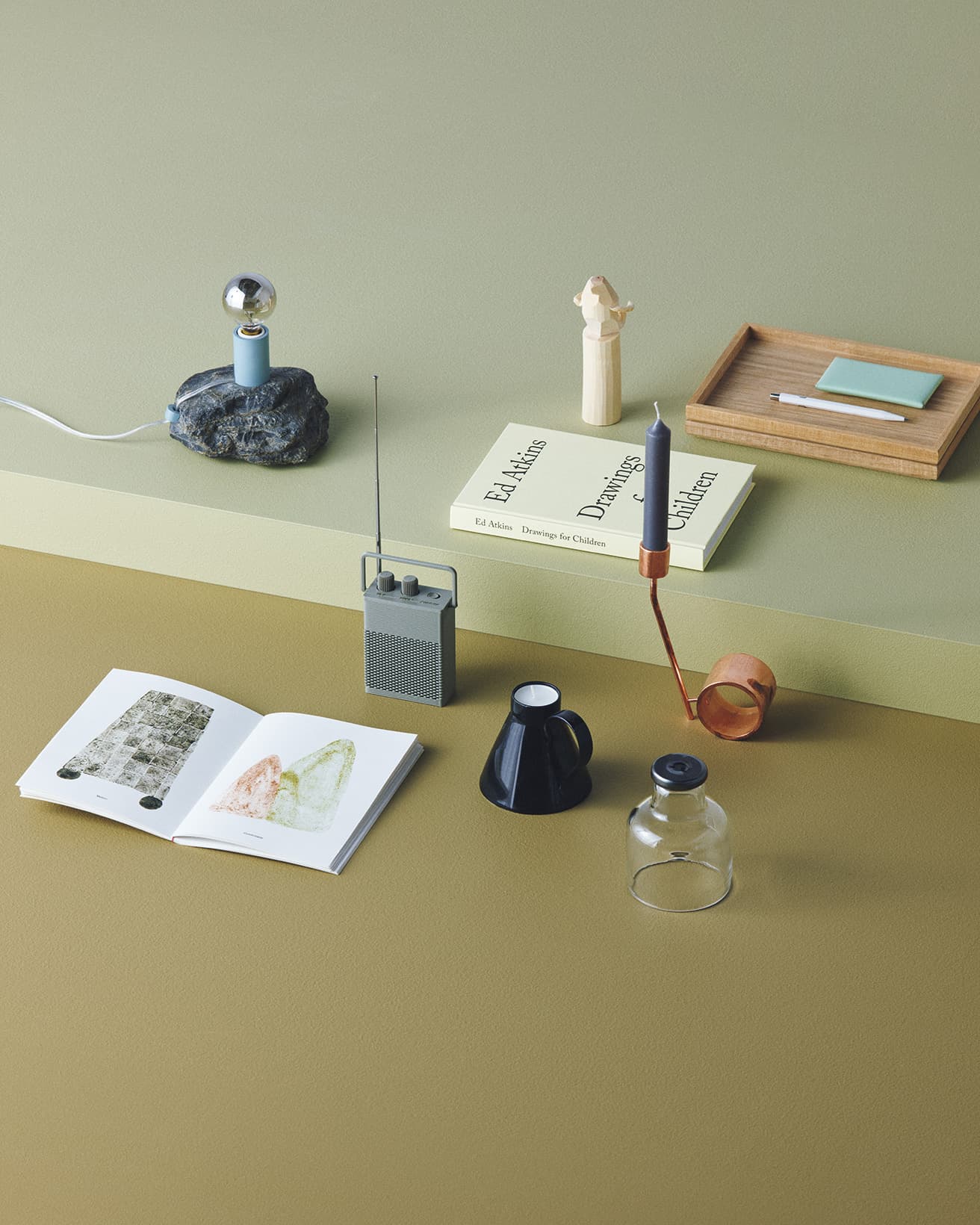 〈New Craft Shop ニュークラフトショップ〉の“新工芸品”、〈Zelt Bookstore〉が独自セレクトする書籍と道具、〈lagom〉の北欧工芸品やオリジナルアイテム。styling_Yumi Nakata