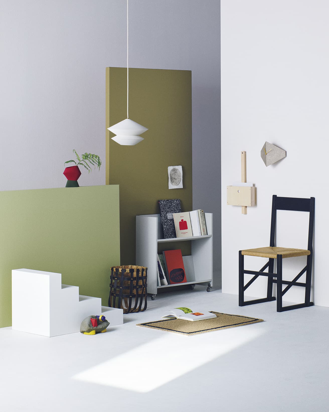 中田さんのお気に入りショップである〈New Craft Shop ニュークラフトショップ〉〈Zelt Bookstore〉〈lagom〉からセレクトしたアイテムでスタイリング。styling_Yumi Nakata