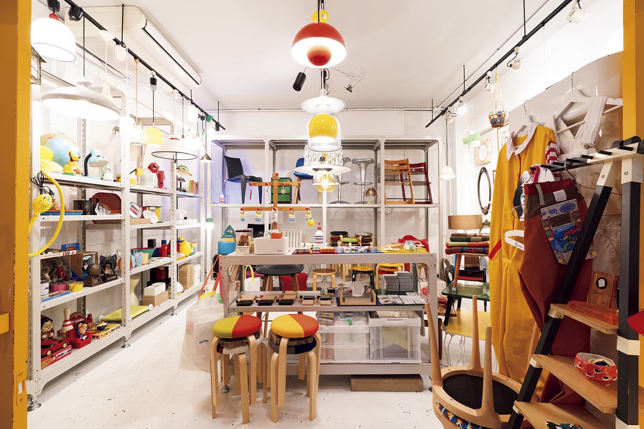 店内奥側には椅子や照明などを展示。