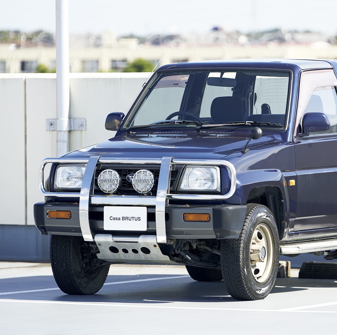 取材車は、グリルにわずかな傾斜がつけられた後期型。丸型フォグライトは純正オプションだ。