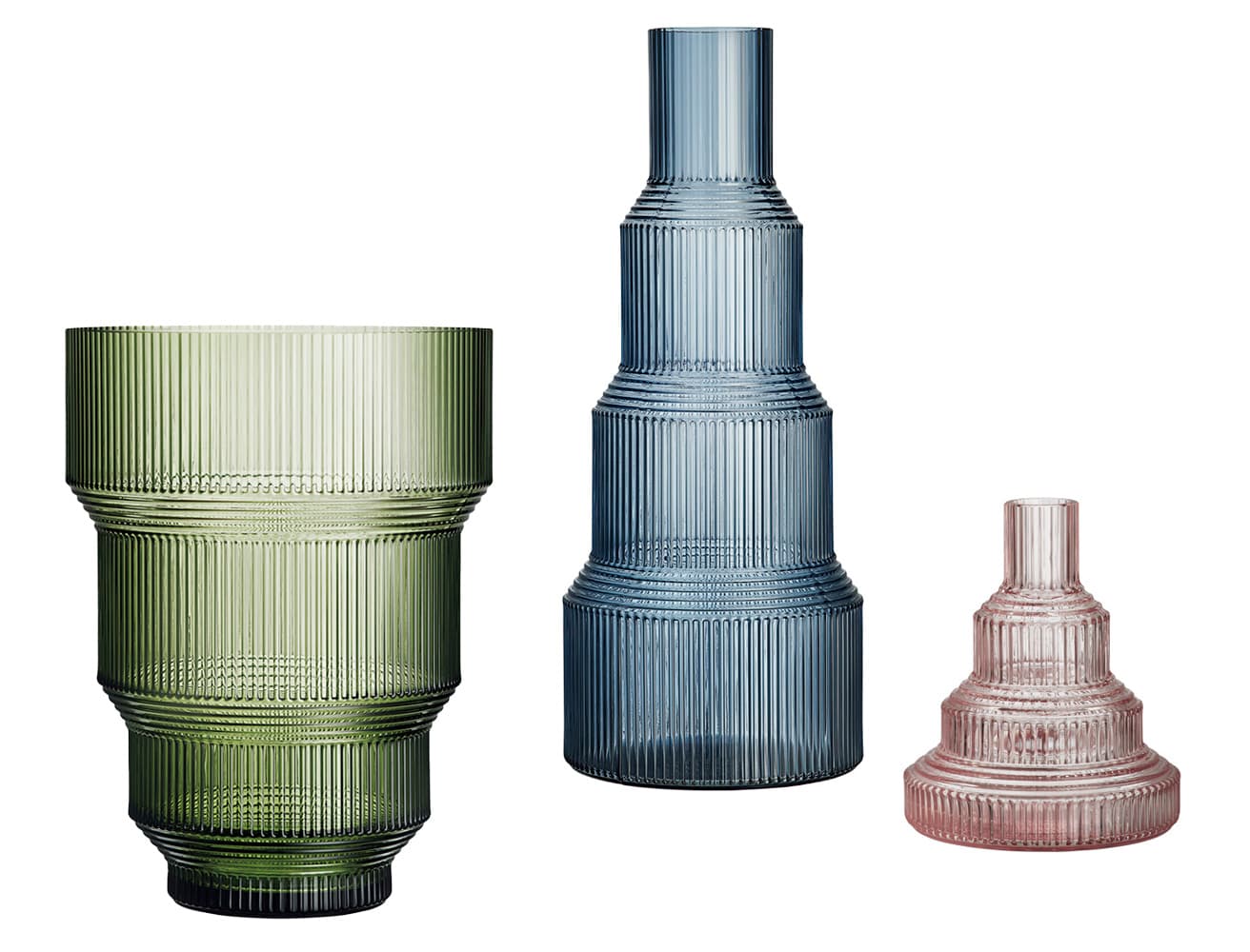 ② KostaBoda　デザインスタジオ、フロントさまによりますフォルムもカラーも美しいベース《Pavilion》。グリーン37,400円、ブルー35,200円、ピンク11,000円（コスタ ボダオンラインストアhttps://www.kostaboda.co.jp）。