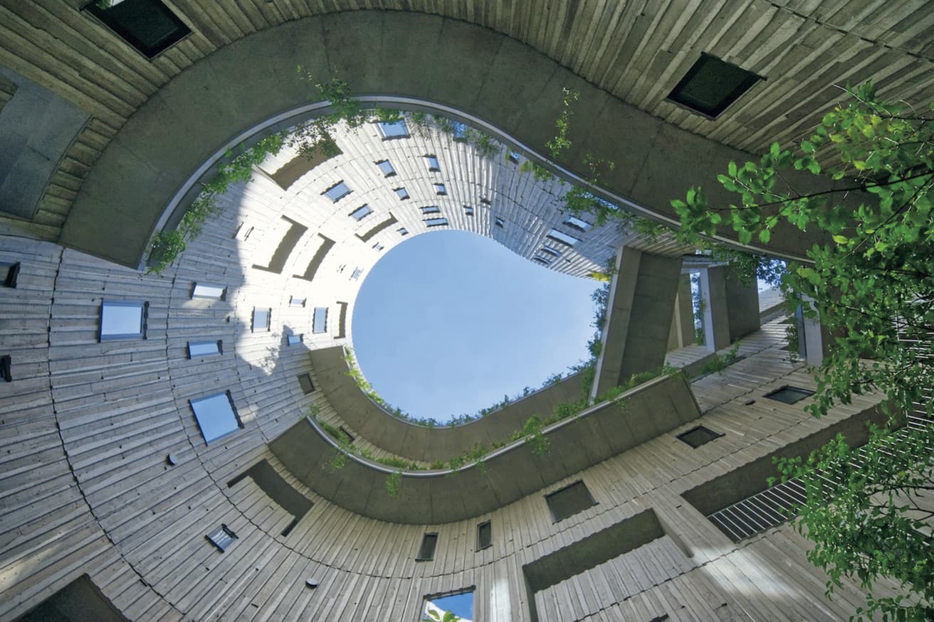 三方を高層建物に囲まれていることから、中庭を囲む馬蹄形のフォルムを採用している。photo_Japan-Architects Magazine