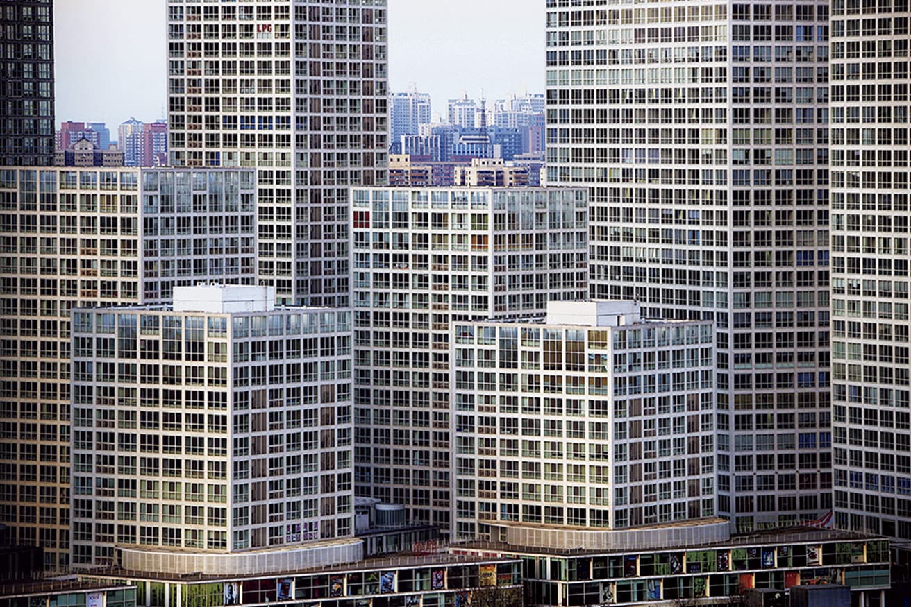 〈建外SOHO〉（2004年）低層部の商業施設で都市に開かれた集合住宅。　延床面積70万平米の商業施設を併設した集合住宅。デベロッパーは門がないことで治安が悪化するのではないかと心配していたが、結果的には杞憂で終わった。オフィスとして使用する人も多い。photo_Mitsumasa Fujitsuka