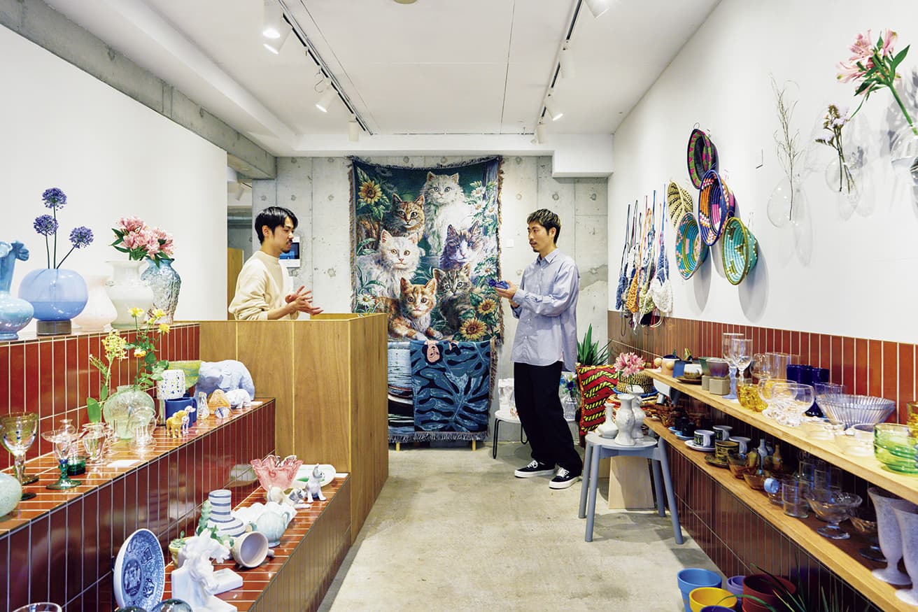 赤茶色のタイルでつくった棚が印象的な1階店内。