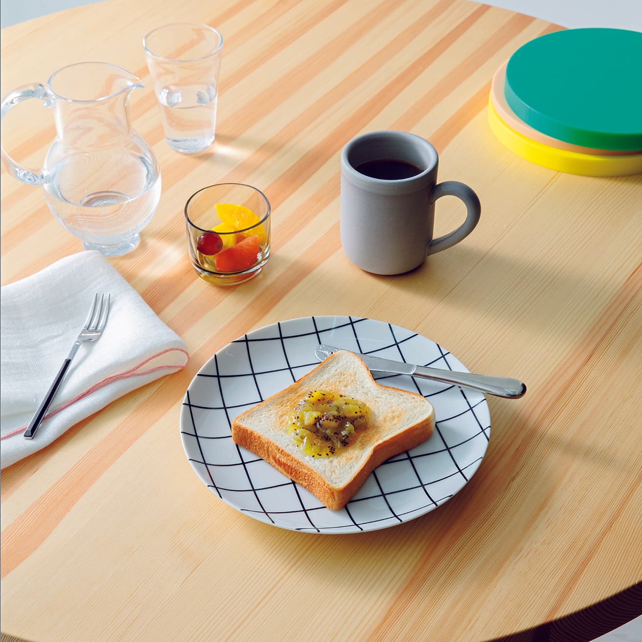 【一日の始まりに、浅煎りのフルーティーな一杯を】
朝食のお供には、スペシャルティコーヒーを使った春の限定「スプリングブレンド」を。トーストに塗ったキウイジャムの酸味やフルーツのすっきりとした甘味が、コーヒーと重なり合い、まろやかで奥行きのある味わいに。