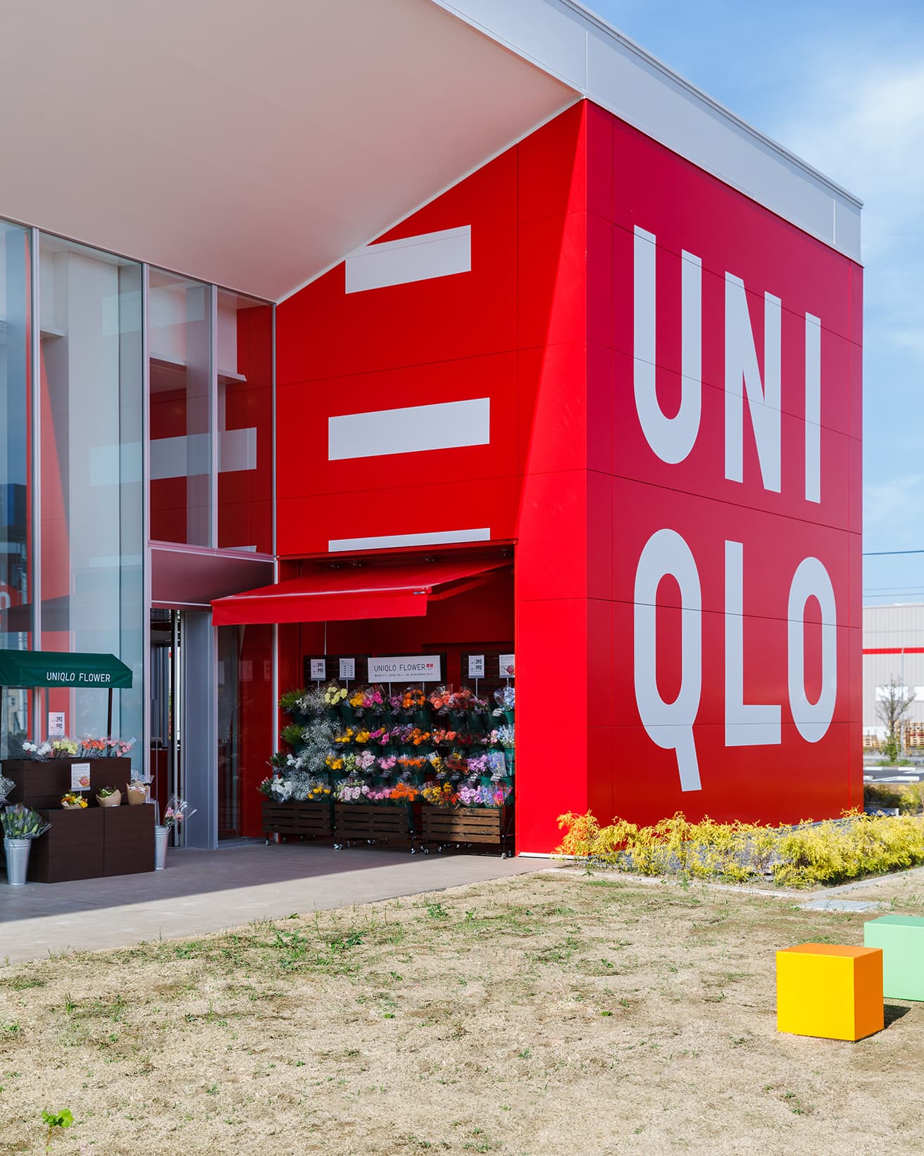 ロゴの内側にはフラワーショップ「UNIQLO FLOWER」が。