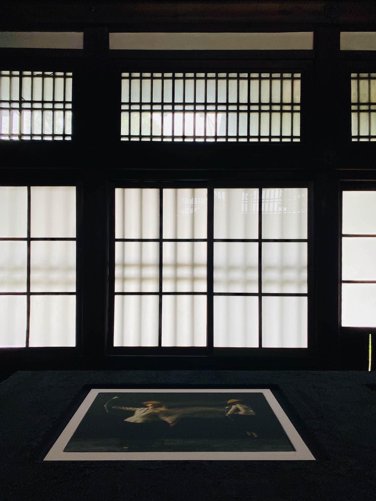 襖から入る柔らかな光が作品を照らすLine（線・連続・系統）の展示空間。　photo_Housekeeper