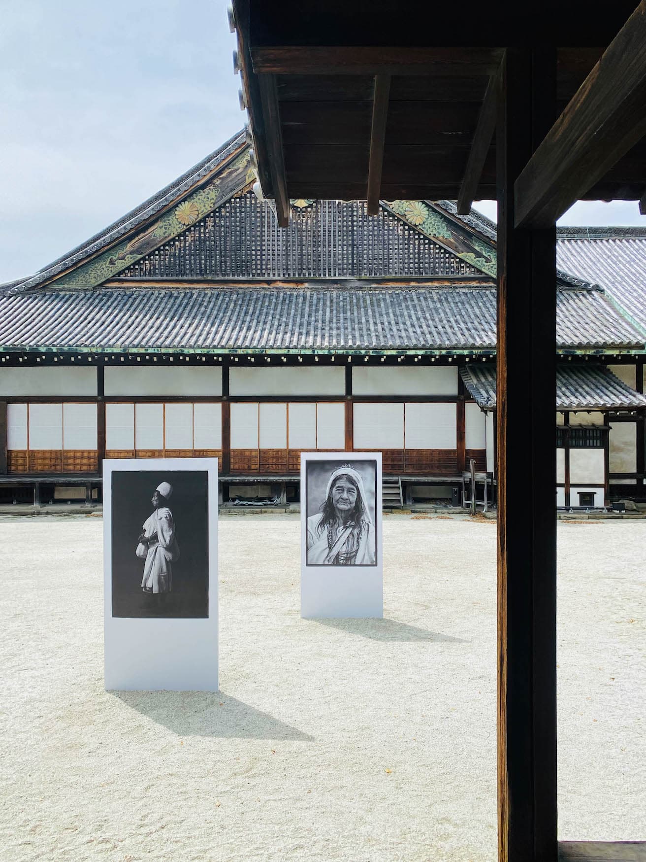 展示は二条城の外景色にも広がる。　photo_Housekeeper