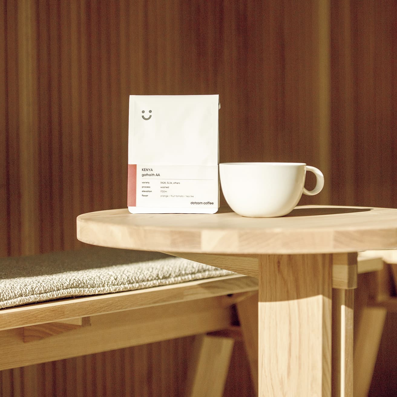 焙煎機を導入し、スペシャルティコーヒーを提供。550円〜。店内家具はカリモク家具、石巻工房製。