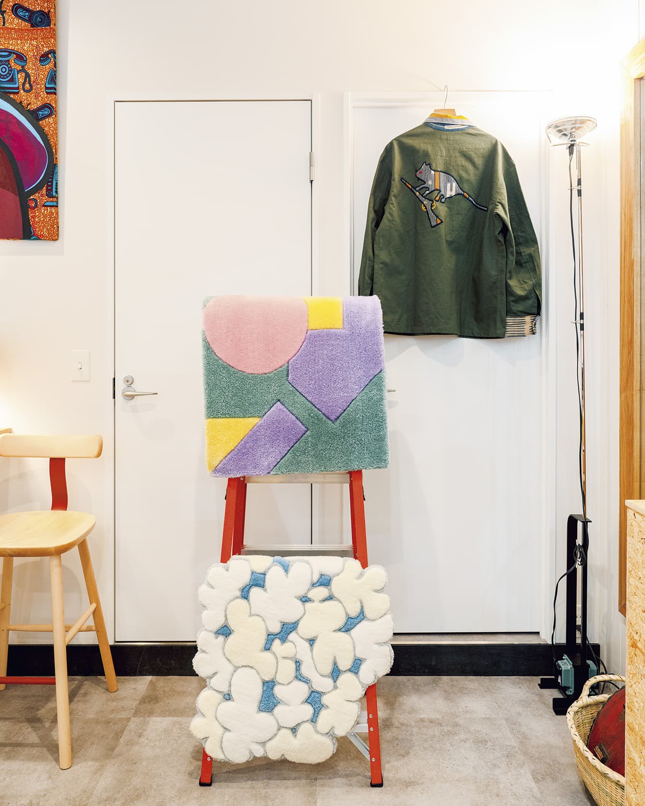 家具や服もセレクトして扱う。