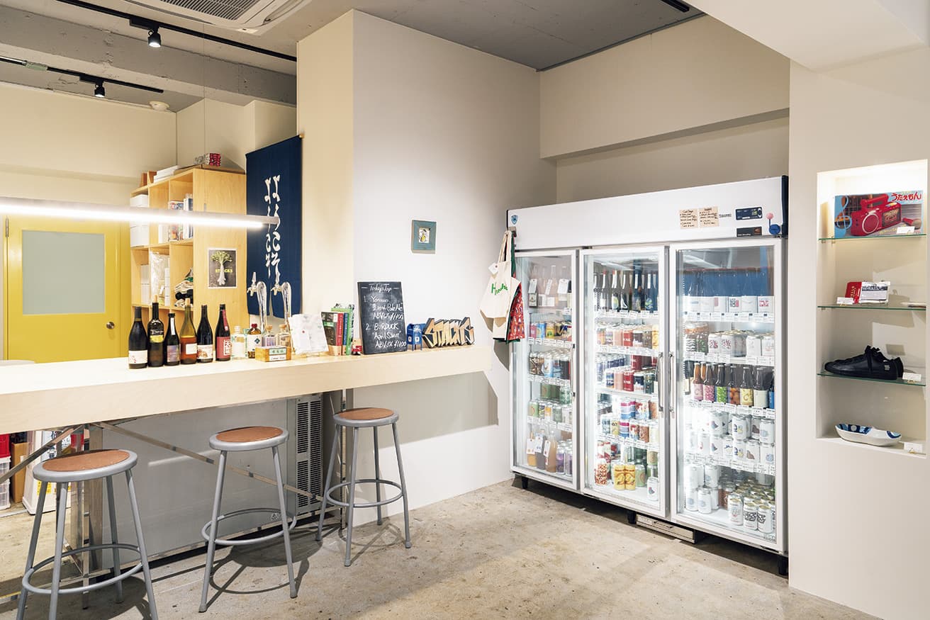 店内には常時数百種のお酒が並ぶ。