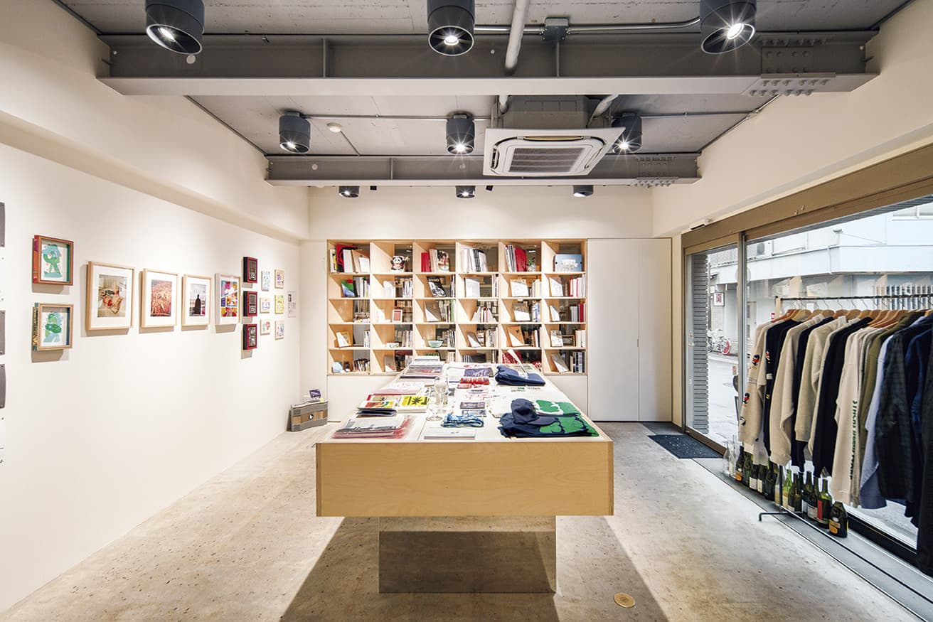店内のダウンライトには、排水パイプのパーツを活用。