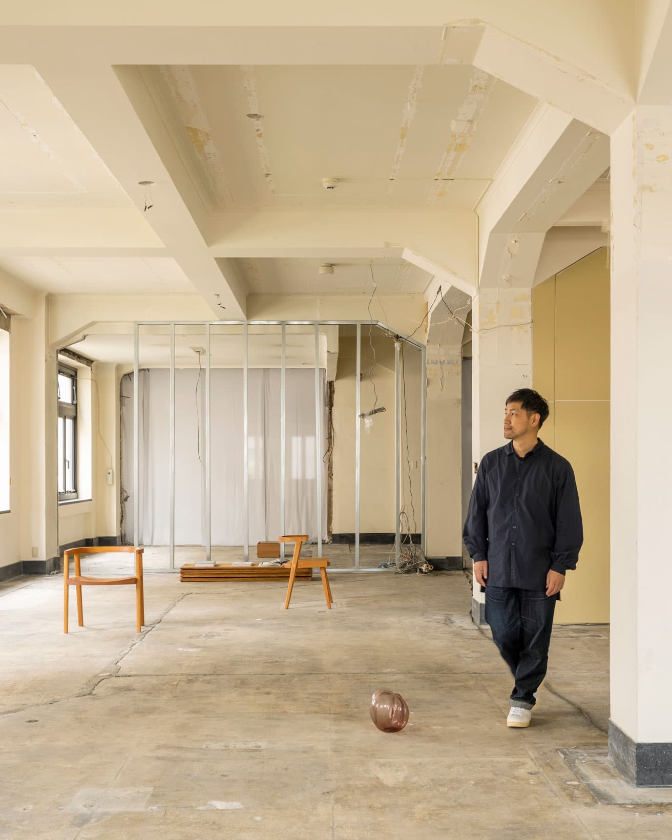 柳原照弘。コロナ禍の2021年、フランスのアルルに開設したスタジオ兼アートギャラリー〈VAGUE ARLES〉に続き、2拠点目となる〈VAGUE KOBE〉をこの夏、オープンする予定。柳原のクリエイションに共感するアーティストたちが国内・海外から集まり、波のように広がっていく。そんなプラットホームが誕生した。