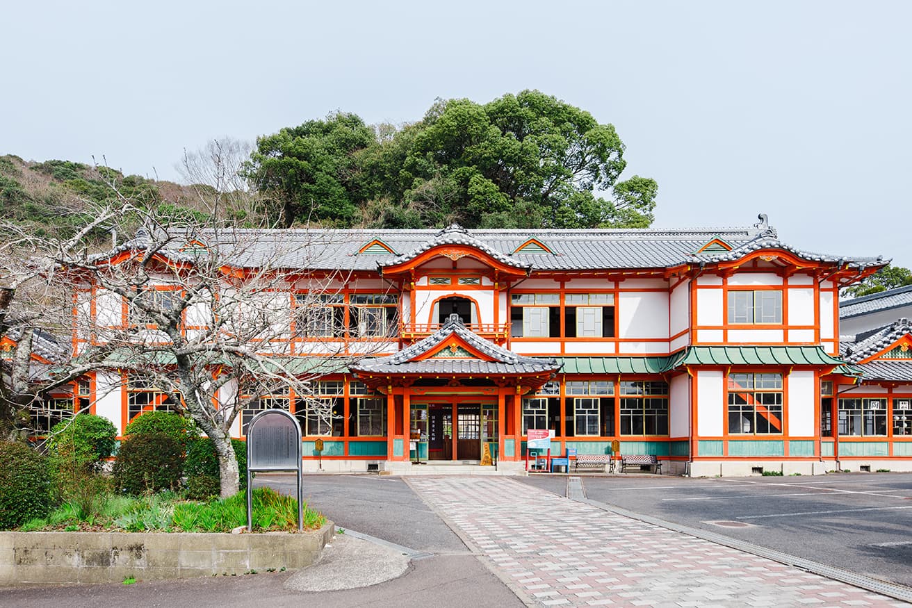 新館を正面から見る。シンメトリーなファサードからは、同じく1915年に竣工した東京駅と似た雰囲気を感じる。
