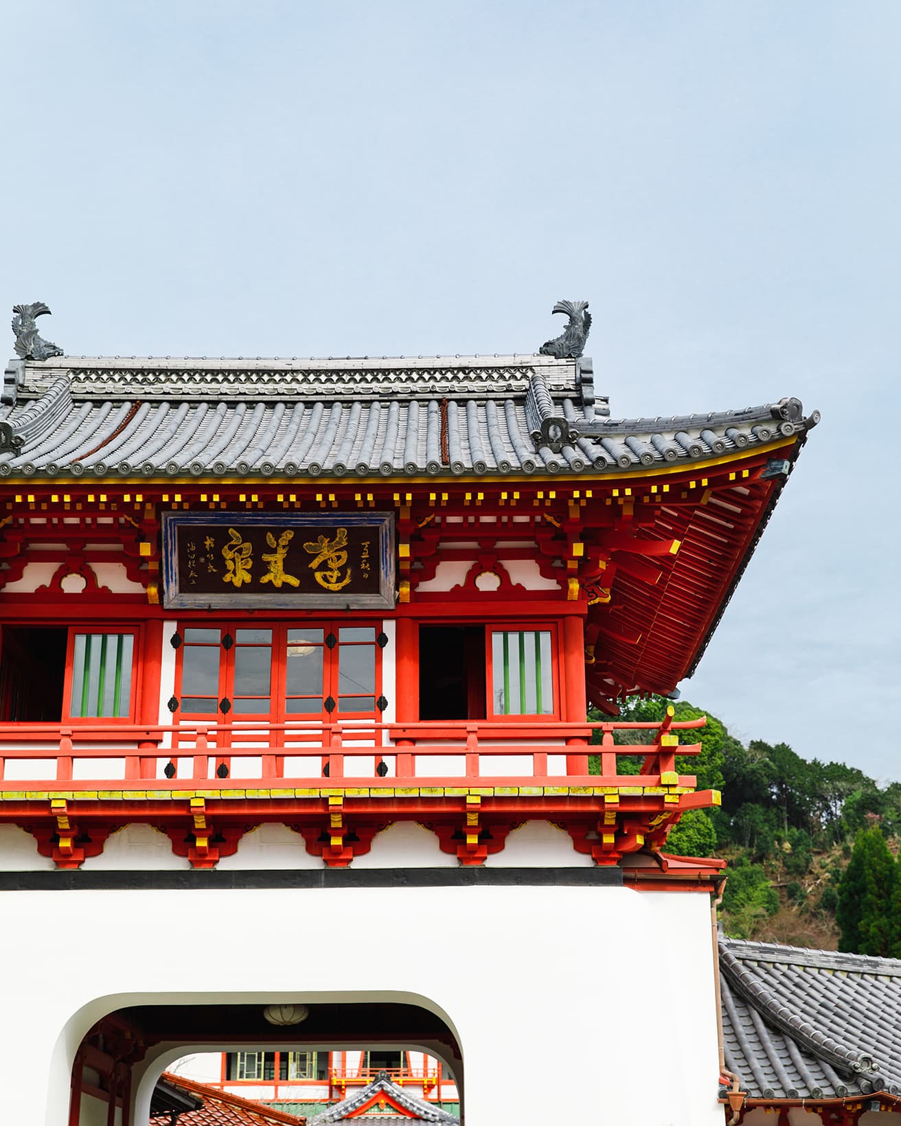 鮮やかな朱色と白が竜宮城を思わせる楼門。現在も、竣工当時のガラスがそのまま使用されており、窓の歪みも生じていないという。