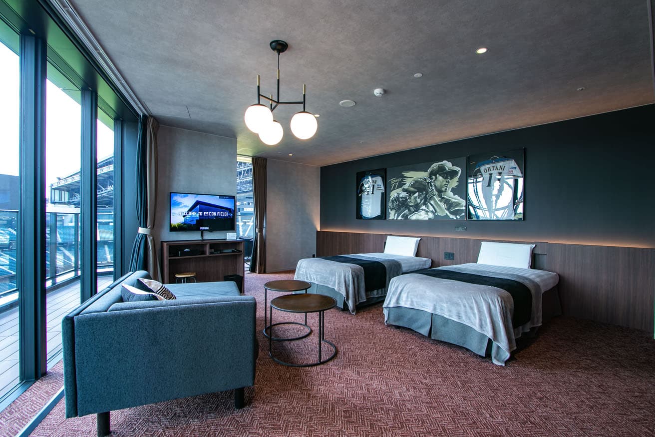 スタジアムのガラス壁から、たっぷりの自然光が注ぐ「DARVISH&nbsp;&amp;&nbsp;OHTANI suite」。©H.N.F.