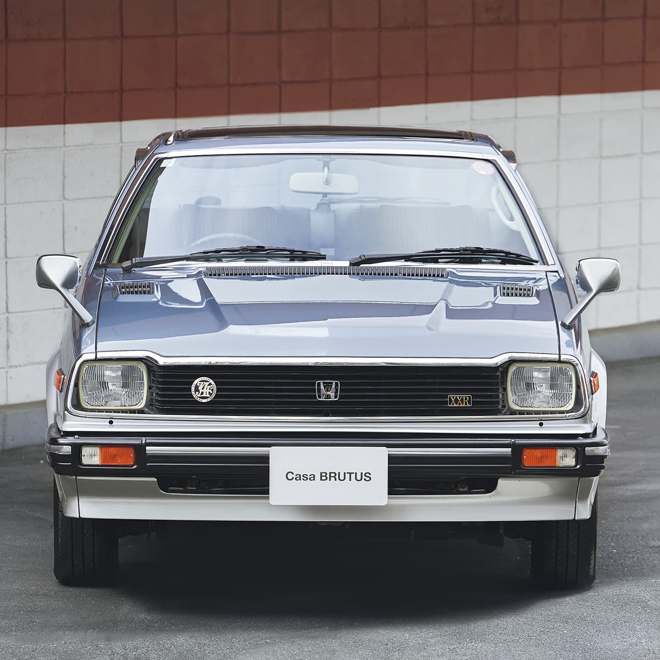 全幅は1,635mmしかないが、車高が低いため幅広のクルマに見える。ツノのようなフェンダーミラーも時代性を象徴する。
