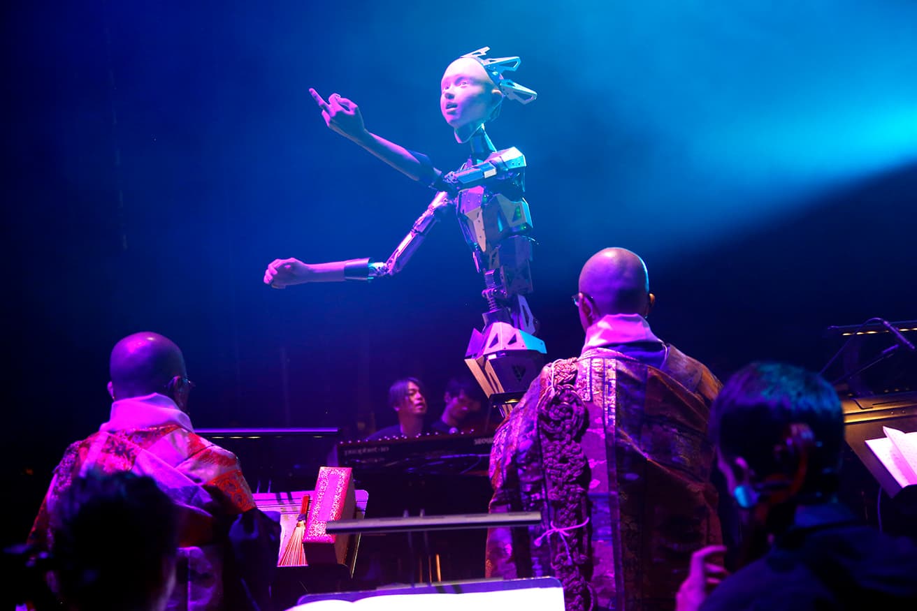 Android Opera MIRROR: Photo by Claude Gassian White Hand Chorus NIPPON: Photo by Mariko Tagashira