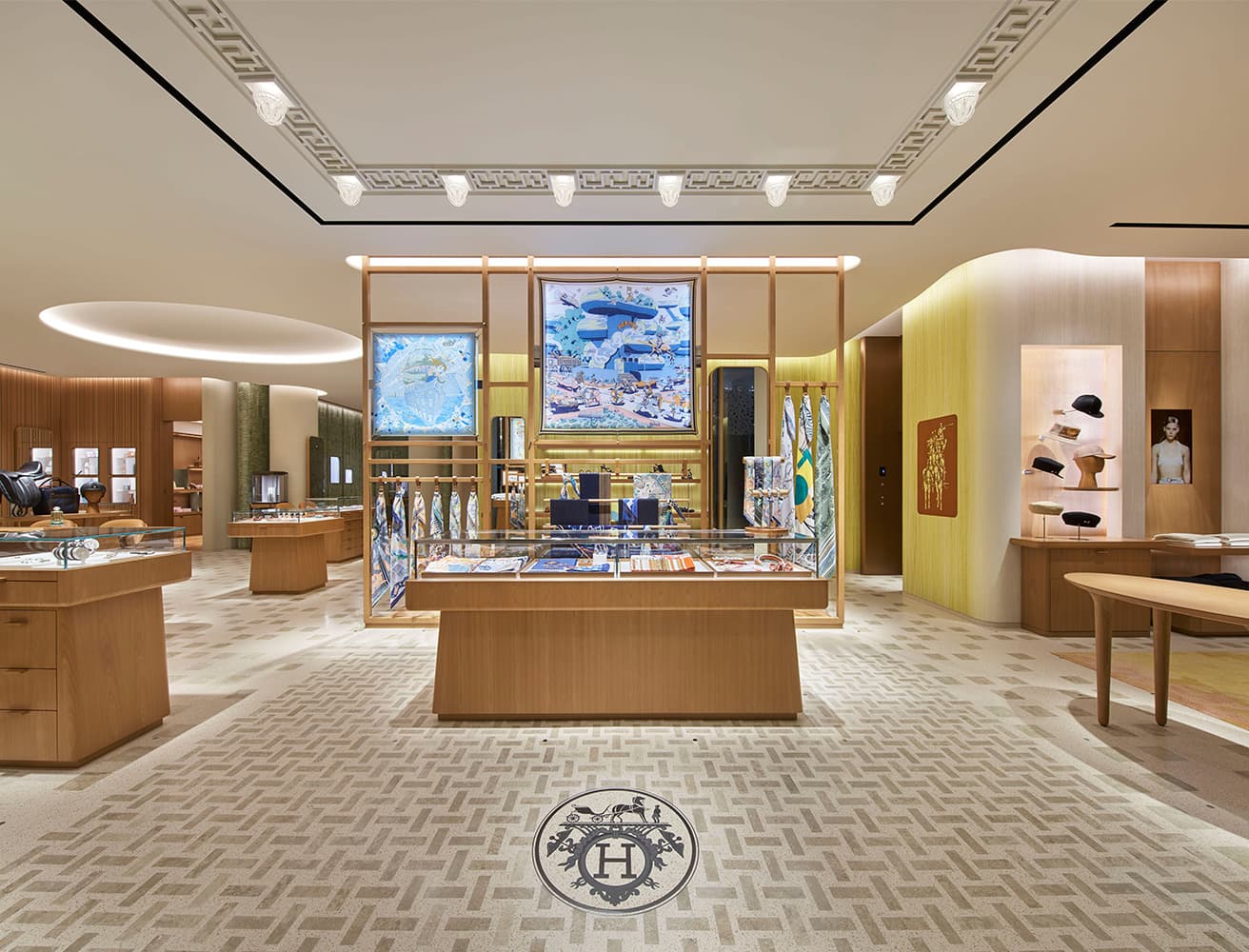 正面のエントランスからウィメンズ、シルク、フレグランス、アクセサリーの売り場へ。©Nacása &amp; Partners Inc.