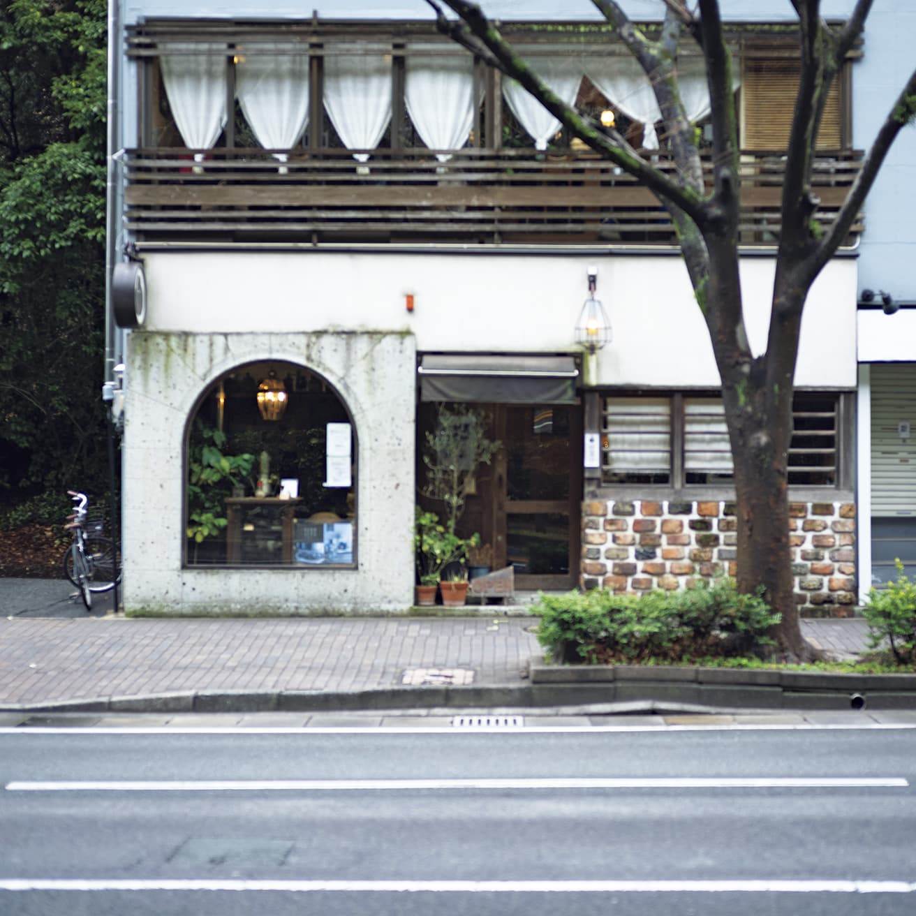 〈珈琲美美〉「福岡のコーヒーシーンでとても重要な老舗。窓の緑と丁寧なネルドリップ。歴史の中のデザインがあります」（干田正浩さん）。福岡県福岡市中央区赤坂2-6-27 TEL 092 713 6024。12時〜18時。ラストオーダー17時。月曜・火曜休。豆の販売は月曜・第1火曜休。