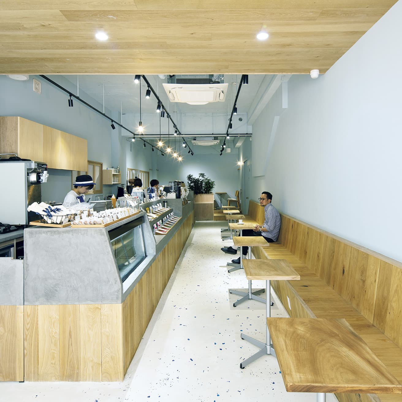 〈REC COFFEE 天神南店〉「廃材のガラスや瓶が床材に。ロングカウンターやベンチで寛げます」（干田正浩さん）。福岡県福岡市中央区渡辺通5-1-19 Hotel the Park 1F TEL 092 406 5214。11時～22時（金・祝前～24時、土10時～24時、日・祝10時～22時）。無休。