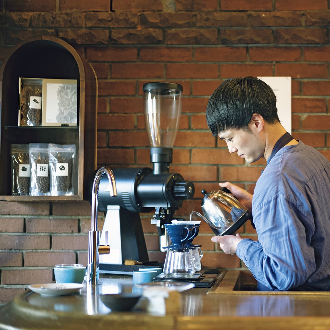 〈Pusis〉「朝食と昼食、スペシャルティコーヒーを提供する店。外観はクラシックな喫茶店のようで、店内はこぢんまりとしながらも温かみのあるデザイン」（干田正浩さん）。福岡県福岡市城南区別府1-4-7 TELなし。8時〜15時。木曜・金曜休。※通常、店内の撮影は禁止されています。