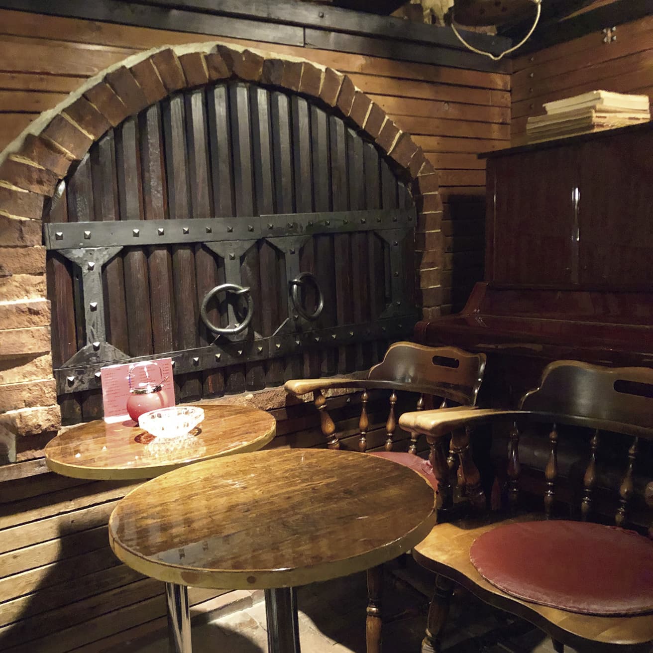 〈珈琲屋 デリカップ〉丁寧に焙煎し、サイフォンで一杯ずつ淹れたコーヒーにファンが多い。「いつもロシアンコーヒーを頼みます」（福田春美さん）。北海道網走市南四条西3-14 TEL 0152 44 4519。10時〜20時（日・祝〜18時）。水曜休。※写真は移転前のもの。