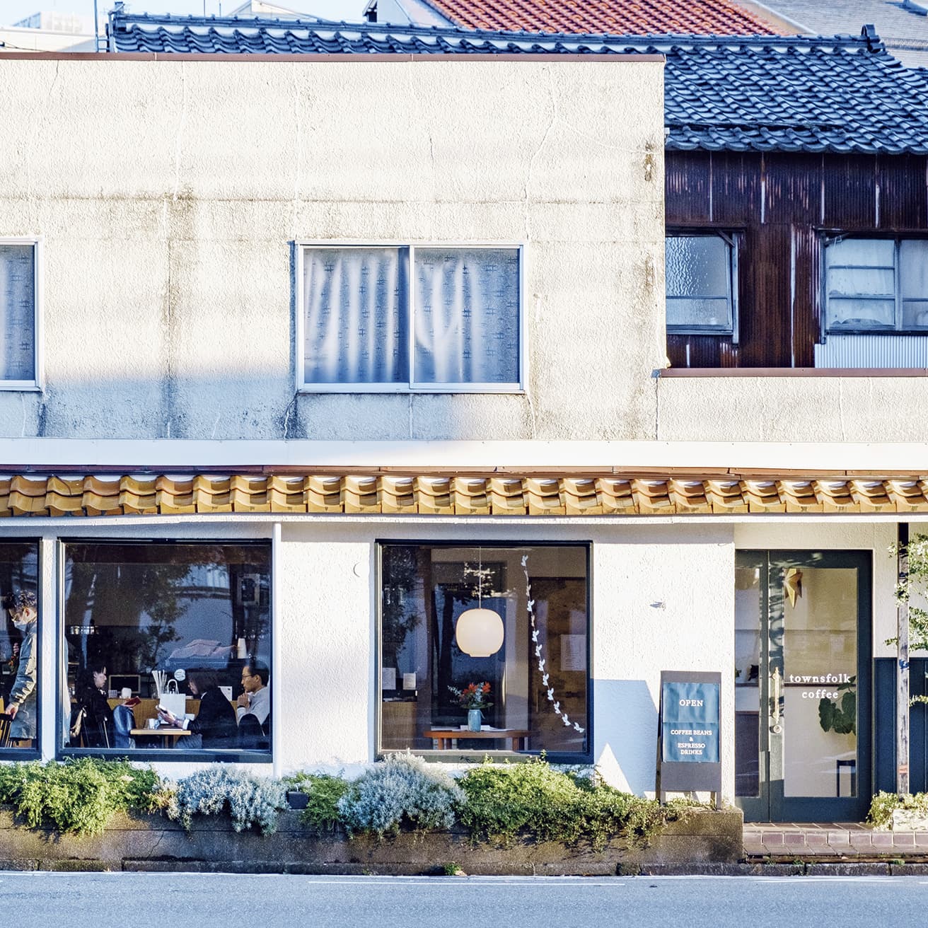 〈townsfolk coffee〉コペンハーゲン〈Prolog Coffee〉で修業をした店主が営むスペシャルティコーヒーロースター。「フルーティーな味わいが魅力」（川口葉子さん）。石川県金沢市高岡町22-18 TEL 076 255 1196。8時30分〜18時。月曜休。
