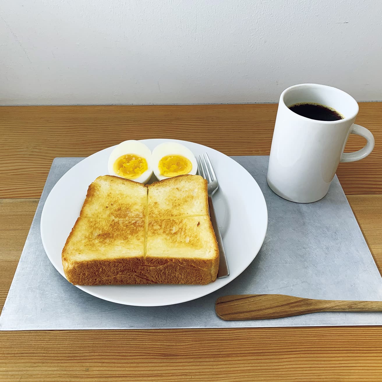 〈swimpond coffee〉「ミニマムな空間で〈miepump coffee〉のコーヒーと、じゅわっと染み出るバタートーストのモーニングに和む」（大和まこさん）。京都府京都市左京区浄土寺馬場町1-4 TEL 075 741 7395。8時〜17時（モーニング〜12時）。月曜・火曜休。