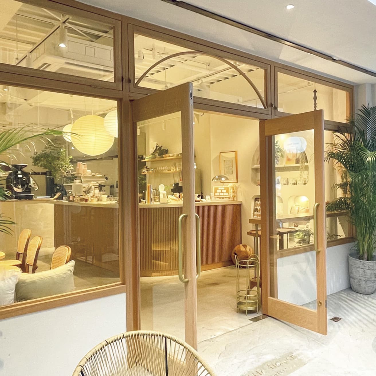 〈little flower coffee〉〈TRUNK COFFEE〉出身の二人が2022年に開業。「花や果実の香りが感じられるブレンド専門店。スペシャルティコーヒーが初めての人にもおすすめ」（斉藤アリスさん）。愛知県瀬戸市朝日町3-6 TEL 050 1241 6348。10時〜18時。不定休。