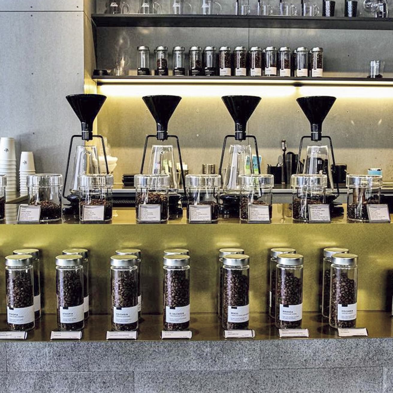 〈グリッチコーヒー 9h NAGOYA〉神保町店と同じく喫茶店文化が根づく街に出店。「名古屋の若者を中心に浅煎りのシングルオリジンの魅力が伝播しています」（斉藤アリスさん）。愛知県名古屋市中村区名駅2-42-2 TEL 052 526 1665。8時～18時（土・日・祝9時〜）。無休。
