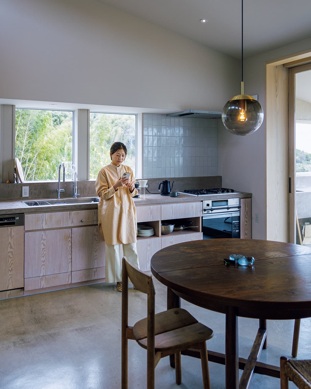 キッチンとダイニング、寝室というワンルームで構成された山川さんの週末住宅。シンプルな造りだが、暖炉や床暖房、エアコンを備えて室内の熱環境性能は高めている。これらの一部を《Roof–1》の発電でまかなう。