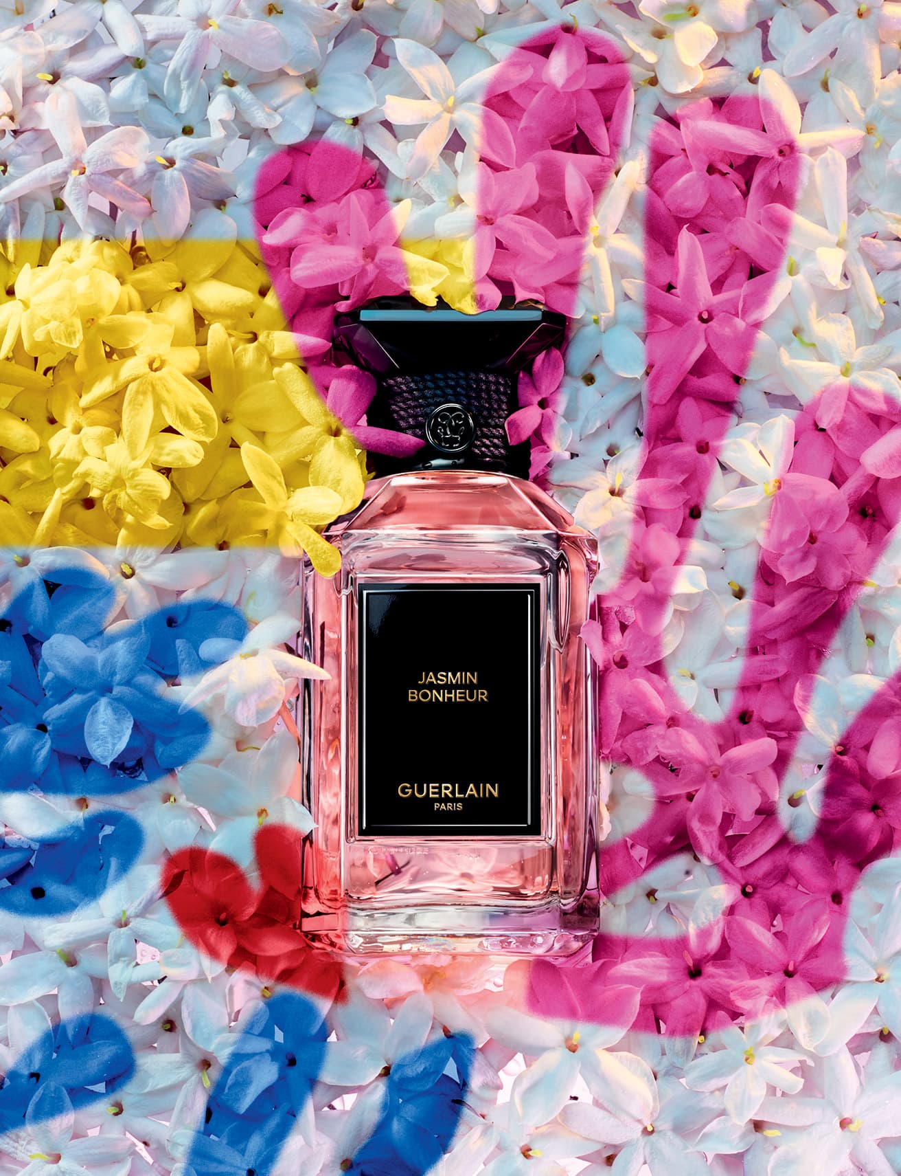 コーラルピンクのフレグランス、《ジャスミン ボヌール（オーデパルファン）》100ml。トップノートはベルガモットとアプリコットが溶け合うフルーティでまろやかな香り。金木犀とローズがジャスミンを包み、花の香りが溢れるハートノートに続き、ベースノートではフローラルとパウダリーなアイリスノートに包まれて、ペチパーとモスが出合う。