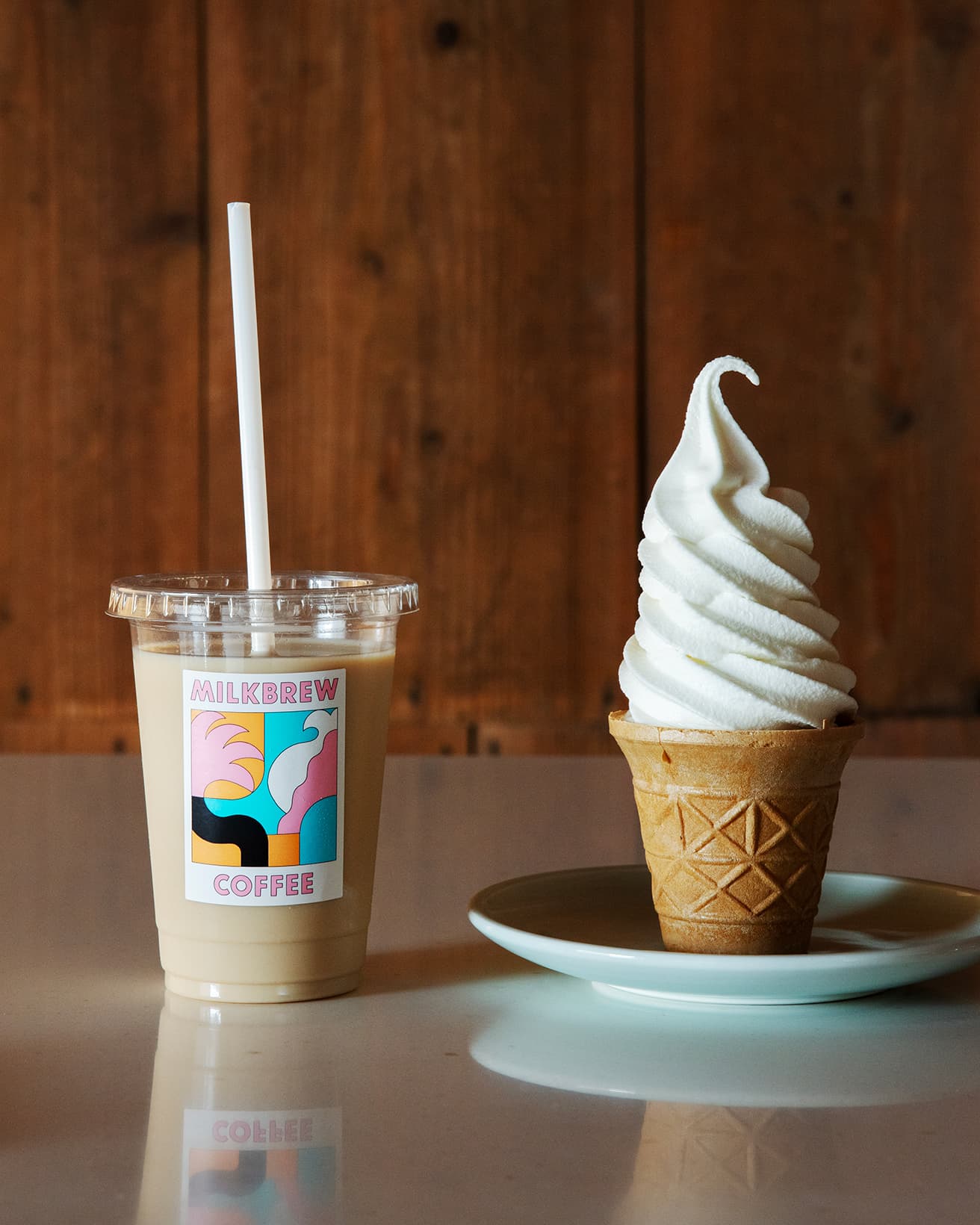 左から／フルーティーなエチオピアのコーヒーが香るミルクブリューコーヒー600円、毎朝採れたての牛乳でつくるソフトクリーム500円。