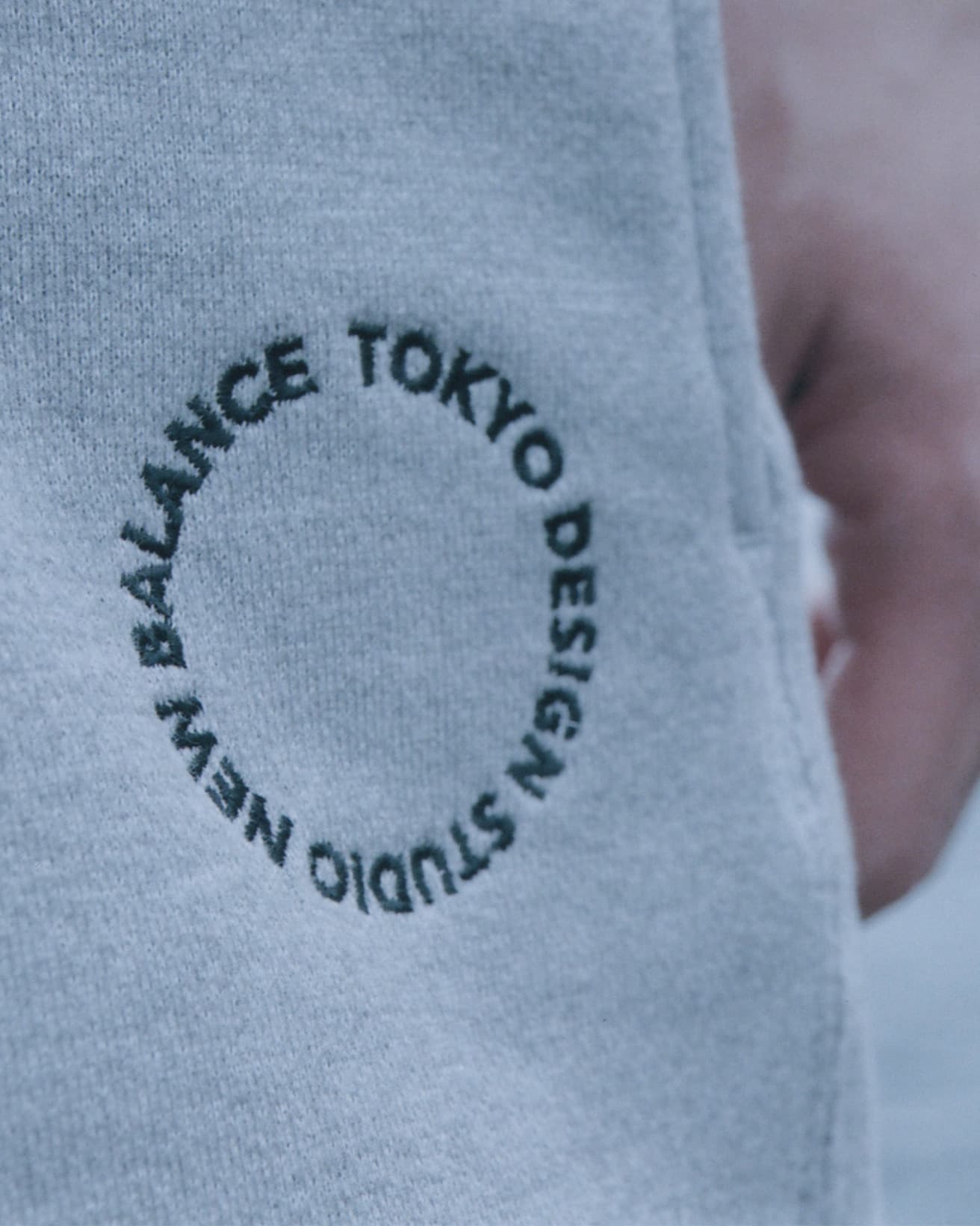 〈TOKYO DESIGN STUDIO New Balance〉の刺繍が入る。