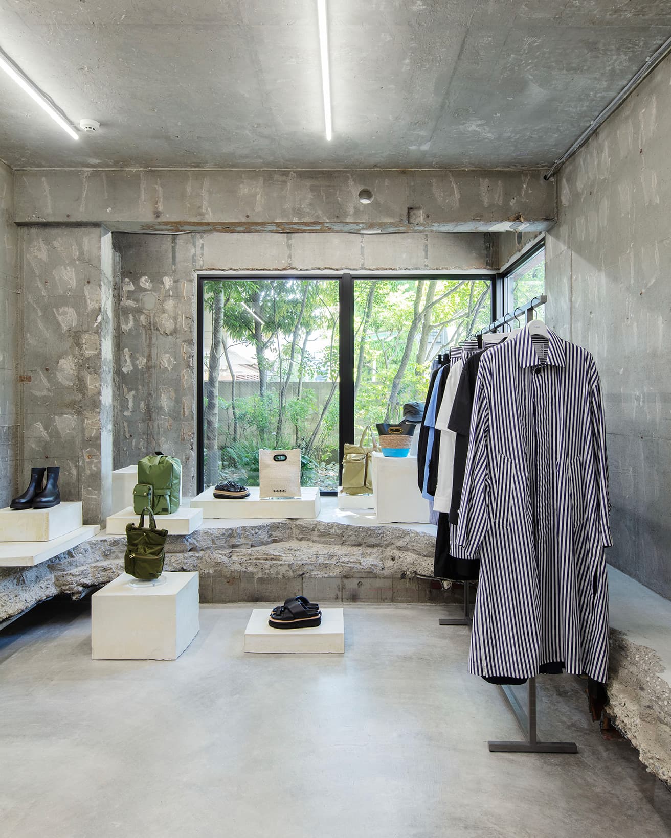 リニューアルオープンした〈sacai Aoyama〉。関祐介の率いるデザインチームが店舗デザインを担当した。