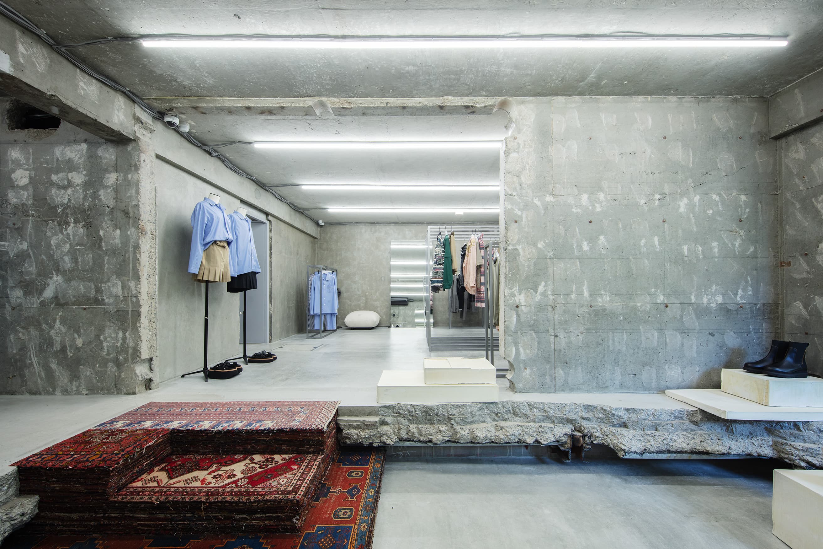 関祐介のデザインでリニューアル。予定調和を壊す〈sacai Aoyama〉の新空間とは？