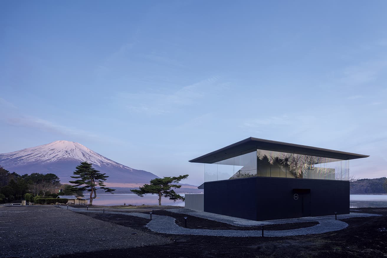 富士山をのぞむ〈CYCL〉。屋根部分は柱がなく、笠雲（山の頂上付近にできる雲の一種）のように浮遊するデザイン。