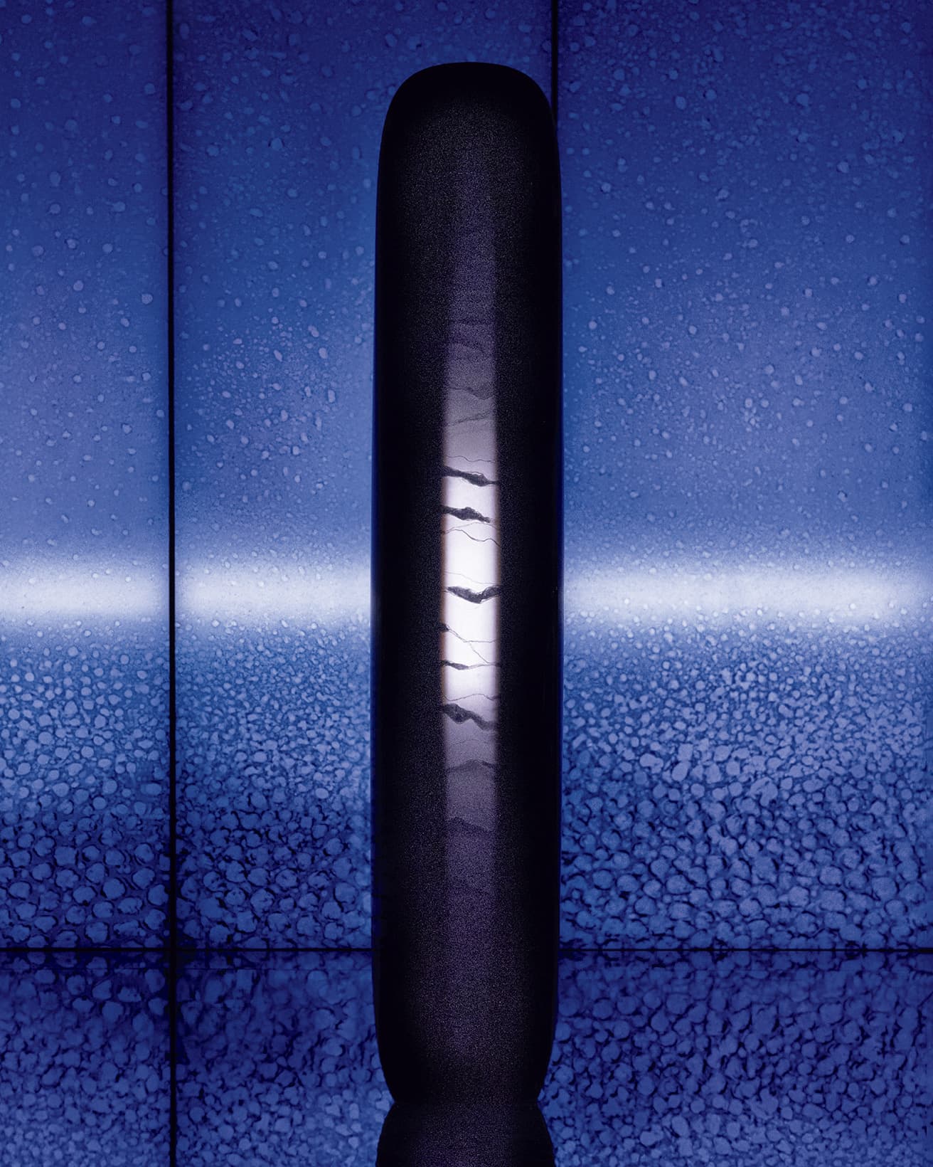 光を発する滑らかな樹脂製のスカルプチャー。