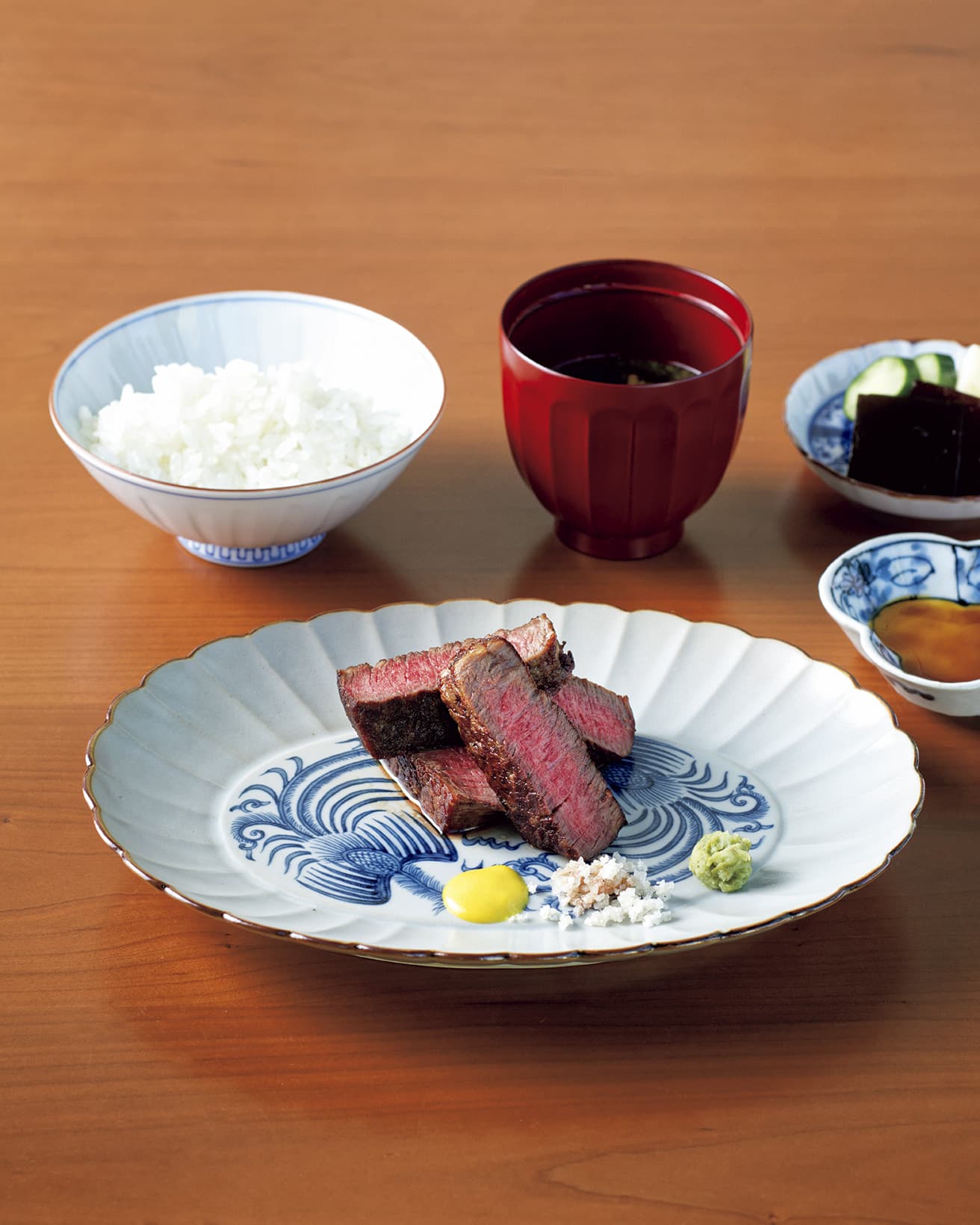 シャトーブリアン。炭で時間をかけて火を入れた赤身肉の旨みが際立ち、白米とともに味わえば贅沢気分は最高潮に。