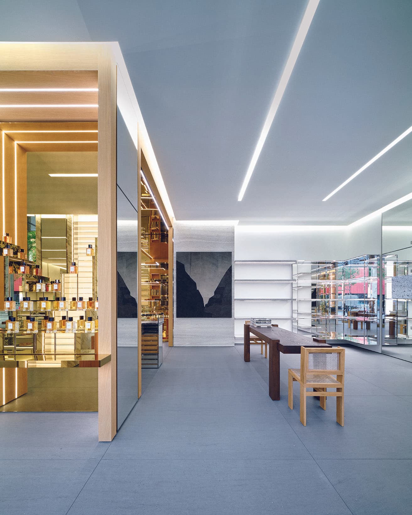 1st Floor／幾何学的な直線が際立つレザーグッズ&amp;アクセサリーフロア
1階奥のトラバーチンの壁にはアスガー・ダイバッド・ラーセンの作品を展示。モノトーンの作品が幾何学的な空間に奥行きを添える。