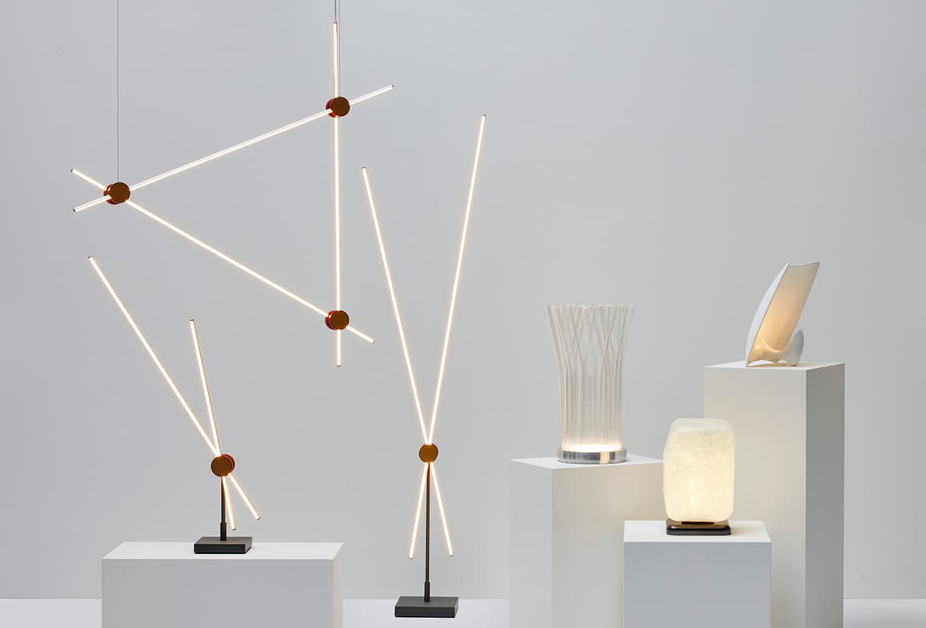 〈カッシーナ・ライティングコレクション〉。左から、トビア・スカルパ《EITIE》、パオロ・ウリアン《Fluxus-E》、リンデ・フレイヤ・タンゲルダー《Wax, Stone, Light》、フィリップ・スタルク《Valor.S》。photo_Luca Merli